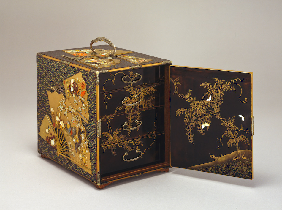 芝山細工 花鳥扇面散蒔絵箪笥 | | 収蔵品詳細 | 作品を知る | 東京富士