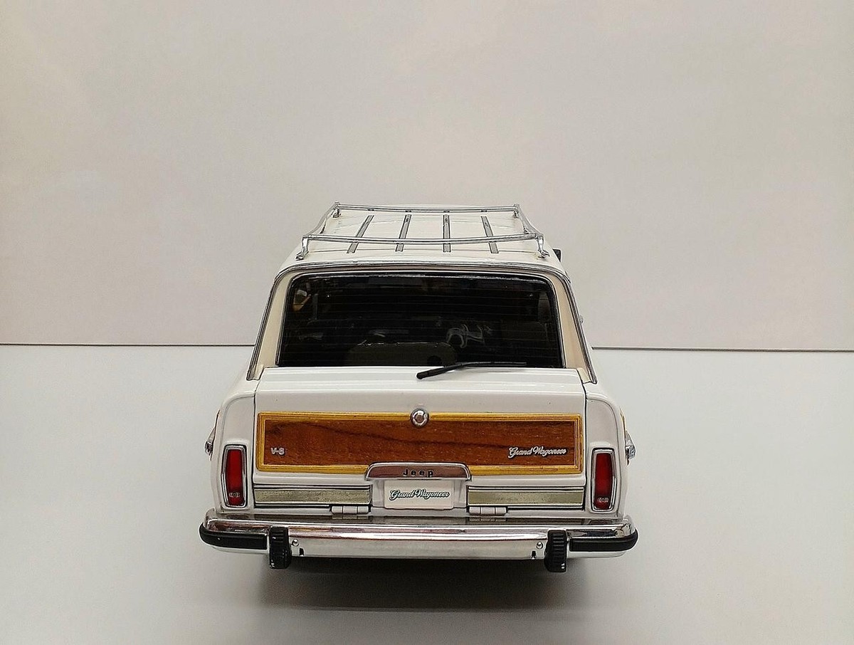 1/18 AUTOart Jeep Grand Wagoneer White Brown w/ Box From Japan