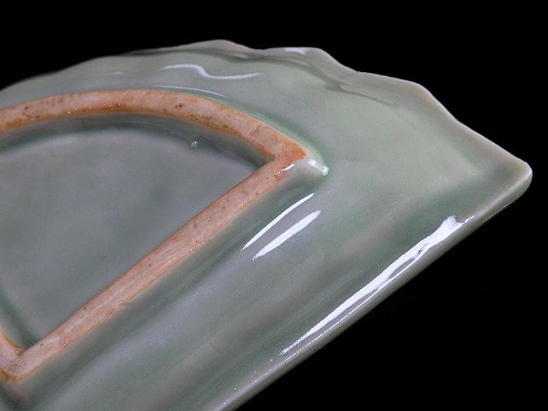 三田青磁 岩に菊の図 扇形手塩皿 C468AS-BZg